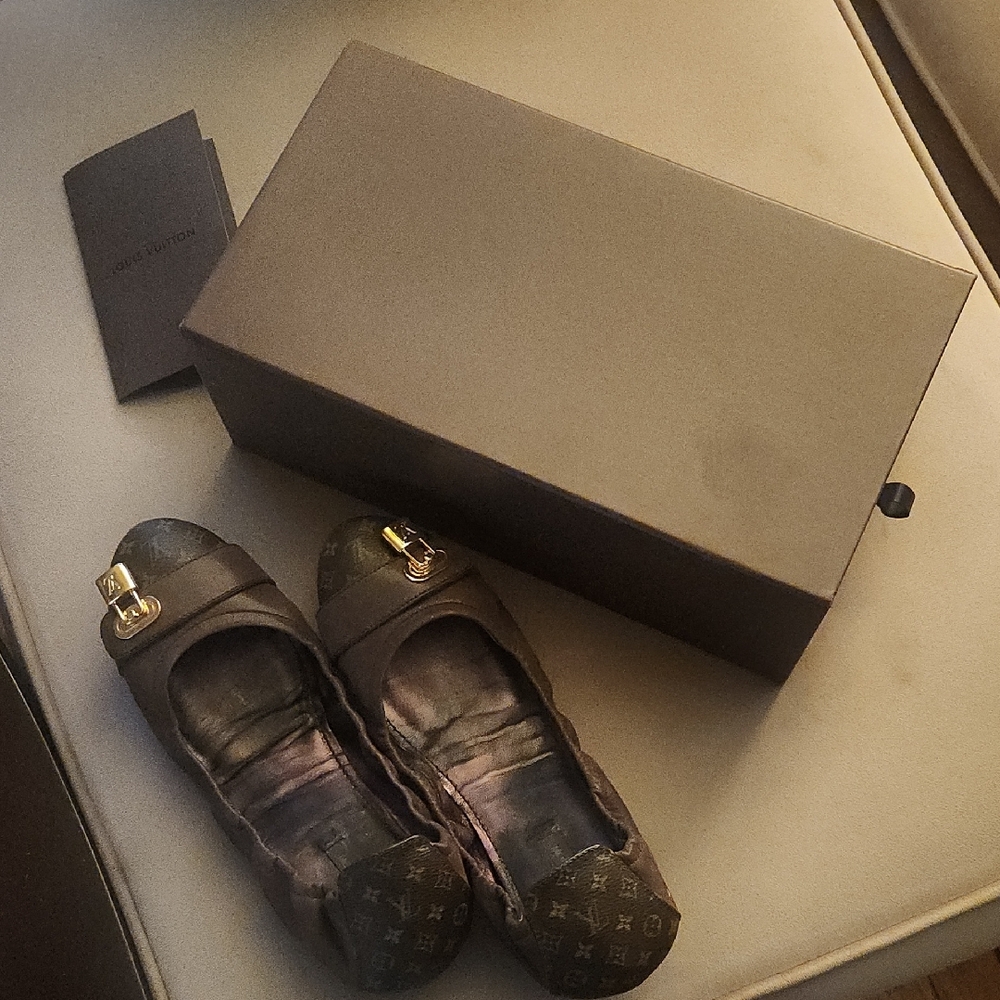 Louis Vuitton Black and Gold Women's Flats - Picture 7 of 8